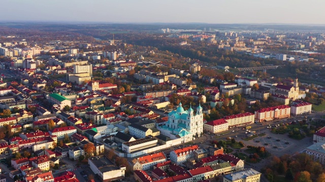 奥运会后,白俄罗斯。鸟瞰赫罗德纳城市天际线。著名的著名历史地标在晴朗的秋日