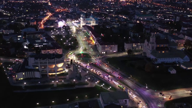 奥运会后,白俄罗斯。鸟瞰赫罗德纳城市天际线。著名的历史地标在夜间闪电