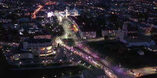 奥运会后,白俄罗斯。鸟瞰赫罗德纳城市天际线。著名的历史地标在夜间闪电
