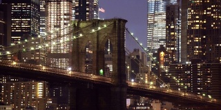 靠近布鲁克林大桥在日落黄昏，纽约，美国