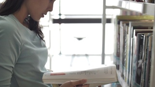 亚洲女人在图书馆看书视频素材模板下载