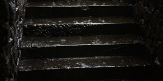 大雨打在楼梯的水泥台阶上