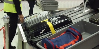 机场传送带上的行李箱或行李袋。