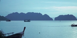 泰国渔民晚上在长尾船上