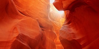 羚羊峡谷里的尘土在阳光下飞舞。放大拍摄的羚羊峡谷红墙在亚利桑那州，美国