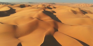 阿拉伯半岛，鲁卜阿勒哈利(空区)。飞过沙漠中的沙丘。空中拍摄