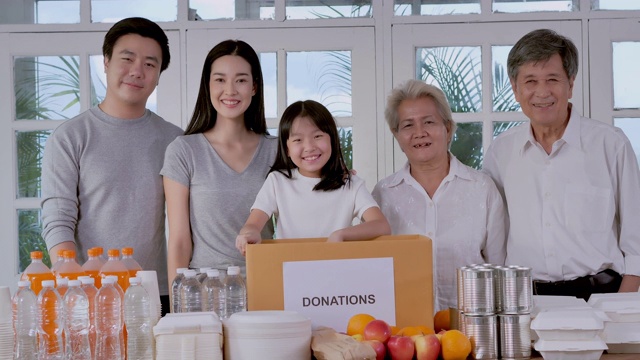 描绘亚洲几代同堂的家庭，在COVID-19疫情期间，邀请人们为穷人捐赠物品，同时为无家可归的人打包食品和饮料。东南亚及东亚:50岁以上人士