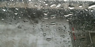 雨水打在玻璃上，形成水滴