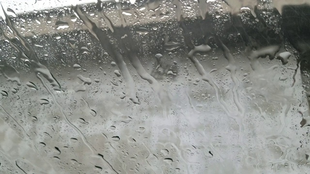 雨水打在玻璃上，形成水滴