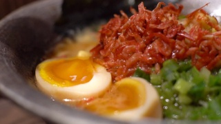 拉面水煮软蛋樱花虾日式料理面视频素材模板下载