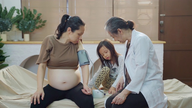 亚洲女性护士上门检查孕妇在家