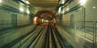 超延时时间流逝的迪拜地铁离开车站。现代交通系统的概念。