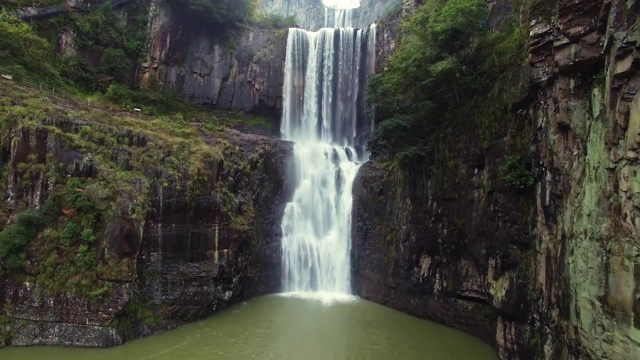 航拍中国最高的美丽瀑布