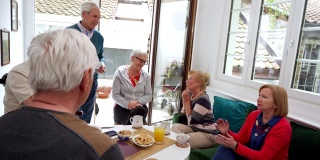 领取养老金的老年人聚在一起，举行茶话会，享受美好时光