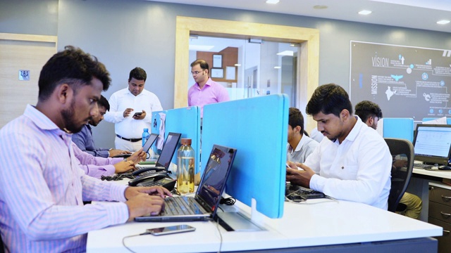 印度孟买，在繁忙的办公室里例行的小隔间里磨蹭
