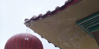 镜头在中国的灯笼和寺庙下移动