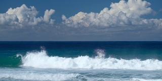 在夏威夷瓦胡岛上的Banzai管道冲浪点，海浪破裂