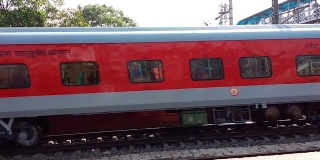 沙特布迪特快-12041(豪拉枢纽至新杰尔拜古里)，这列印度高速列车在郊区铁路枢纽火车站的铁轨上运行。印度加尔各答，西孟加拉邦