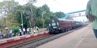 Upasana快线-12327(豪拉交叉口至德拉敦)。在郊区铁路枢纽站的铁轨上运行的印度高速火车。印度加尔各答，西孟加拉邦