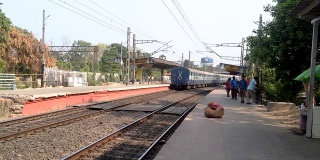 Bpl豪拉特快-13026(博帕尔交叉口至豪拉交叉口)。在郊区铁路枢纽站的铁轨上运行的印度高速火车。印度加尔各答，西孟加拉邦