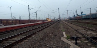 加尔各答Rajdhni -12301(豪拉交叉口至新德里)。在郊区铁路枢纽站的铁轨上运行的印度高速火车。印度加尔各答，西孟加拉邦