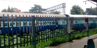 Mithila Express -13021 (Howrah汇合点到Raxual汇合点)。在郊区铁路枢纽站的铁轨上运行的印度高速火车。印度加尔各答，西孟加拉邦