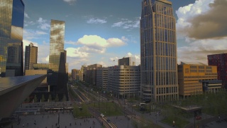 鹿特丹市中心中央商务区的中央车站与电车和行人在前景视频素材模板下载