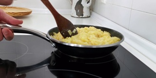 准备西班牙煎蛋卷。家庭烹饪的概念。