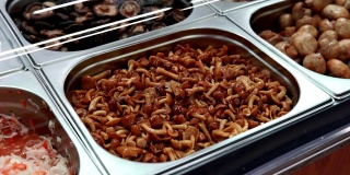 韩国美食市场的货架上放着蜂蜜木耳腌蘑菇
