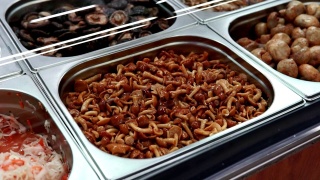 韩国美食市场的货架上放着蜂蜜木耳腌蘑菇视频素材模板下载