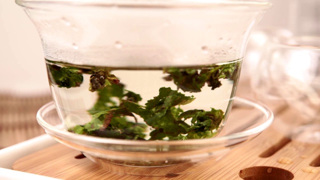 绿茶特写在玻璃透明的盘子。茶道，茶会
