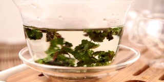 绿茶特写在玻璃透明的盘子。茶道，茶会