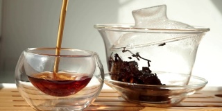 中国茶道用普洱茶，冲泡黑舒普洱，将沸水倒入壶中，近距离选择性聚焦