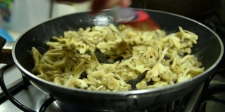 黄油shimeji在煎锅中准备。