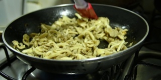黄油shimeji在煎锅中准备。
