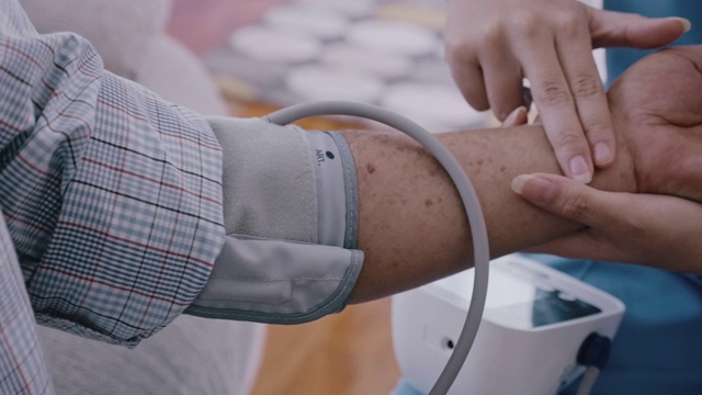 密切注意护士与老年人一起检查脉搏、血压。
