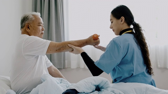 护士给予老年举重工人支持。