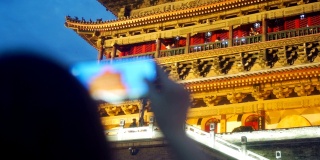 游客们在西安拍摄鼓楼