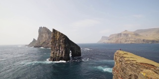 德兰加尼尔岩石，悬崖，海浪撞击着法罗岛的岩石脚