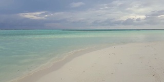 美丽的热带景观。白色的沙子，浅蓝绿色的水，蓝天白云。马尔代夫、印度洋。
