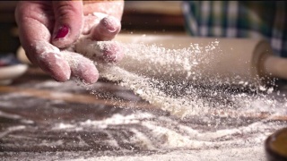 女人的手在披萨面团上撒面粉的超级慢动作视频，1000帧/秒视频素材模板下载