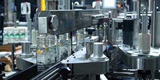 传送带上的玻璃瓶。机器人自动化生产线。