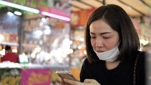 在餐厅用餐的妇女被隔开，餐桌用塑料隔断隔开，以防止感染新冠肺炎