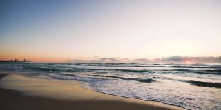 日出在海滩黄金海岸昆士兰澳大利亚美丽的自然景观浪沙云彩海滩