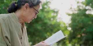 老年妇女喜欢在户外读书