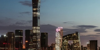 T/L PAN鸟瞰图北京天际和市中心在黄昏/北京，中国