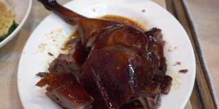 烤鹅与面条俯视图吃香港食物筷子