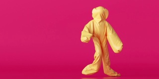 3d渲染，一名男子穿着黄色充气饺子服装，粉色背景上的卡通人物跳着嘻哈舞。有趣的吉祥物循环动画，最小的无缝运动设计