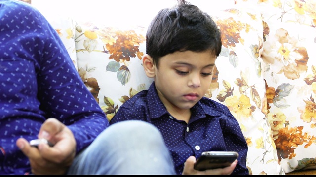 儿童和科技-年轻的孩子使用现代智能手机