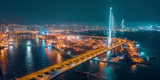 4K延时或超延时:鸟瞰图商业港口和集装箱货船与城市景观夜间商业物流，进出口，航运或运输。